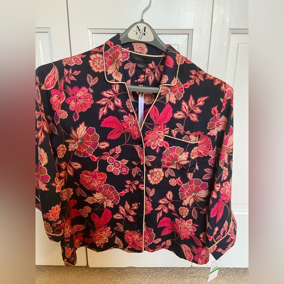 Women’s 2-Piece Satin Wide Leg Pajama Set. - Picture 4 of 6